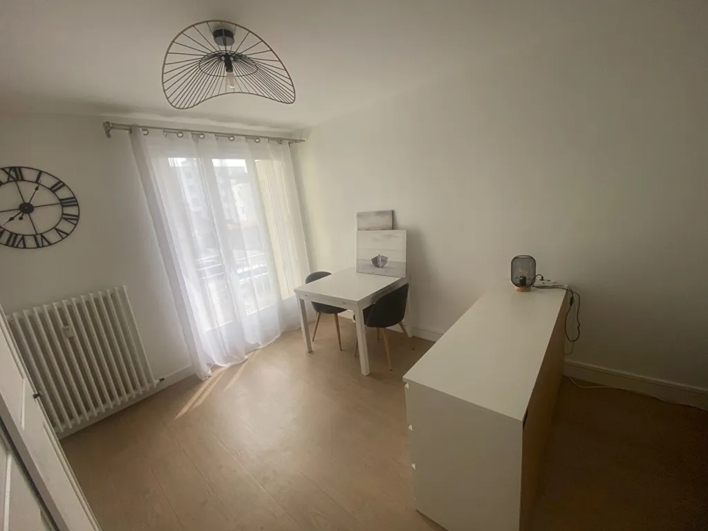 Bureau - Studio Meublé avec Ascenseur et Parking à Paris