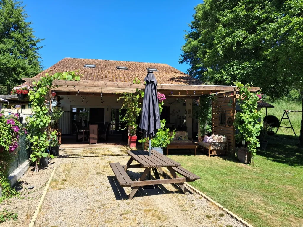 Terrasse - Moulin Rénové avec Piscine et Terrain à la Campagne