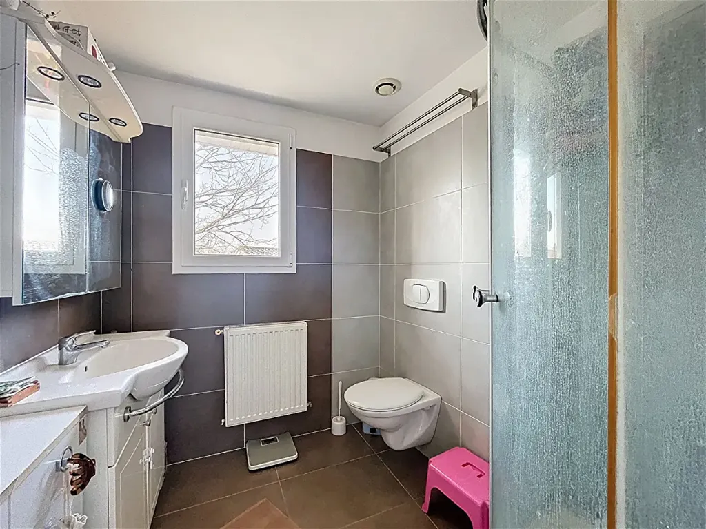 Salles de bain - Maison Récemment Construite avec Terrasse à Leognan