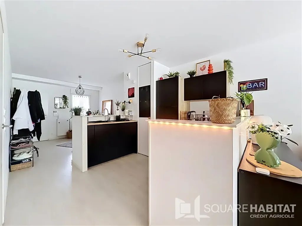 3-Bed Apartment with Loggia in Rennes