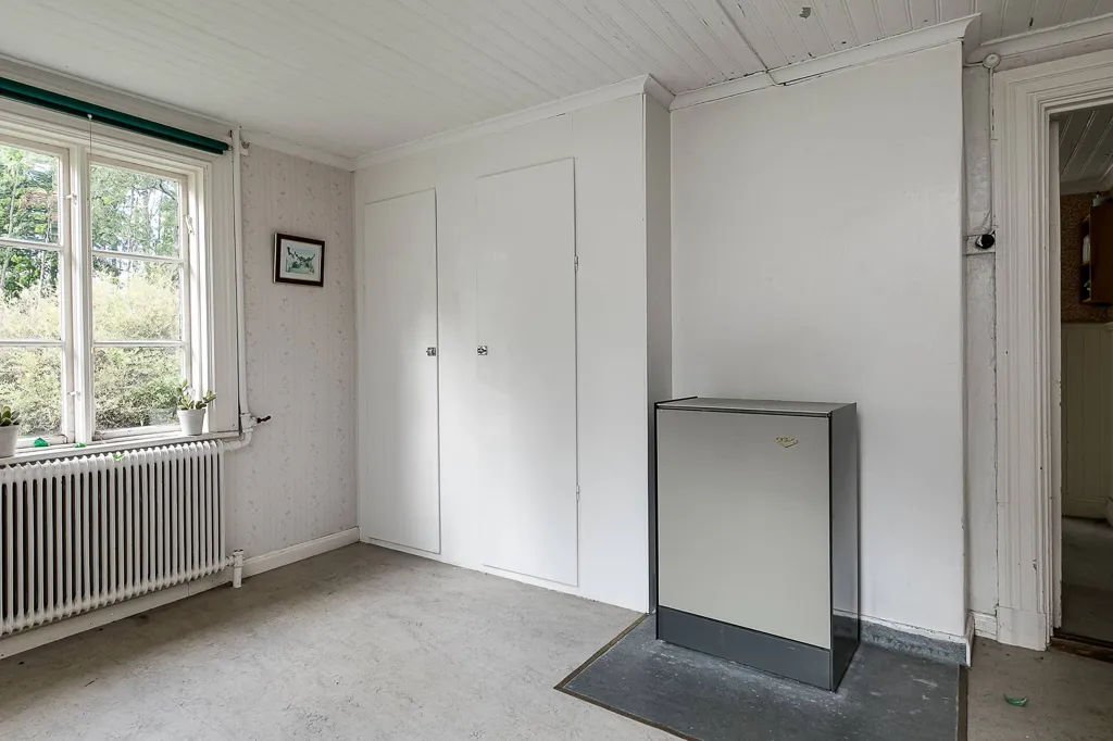 Rooms - Renovation-Ready Plot with Lake Access near Örebro