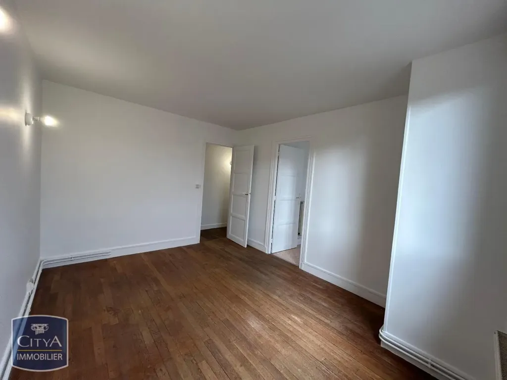 Rooms - Two-Bedroom Flat with Balcony in Beauvais