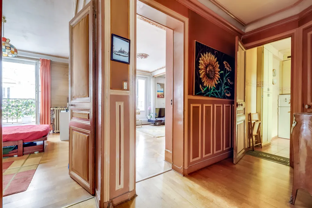 Esik - Haussmannian Apartment with Balcony in Paris