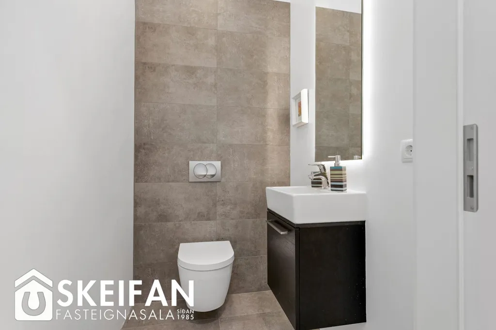 Salles de bain - Bright 3-Bed Apartment with Balcony in Reykjavik
