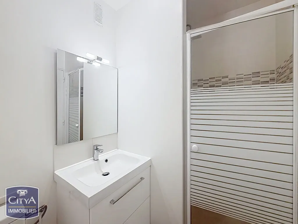 Salles de bain - Studio avec Balcon Vue Loire à Orléans