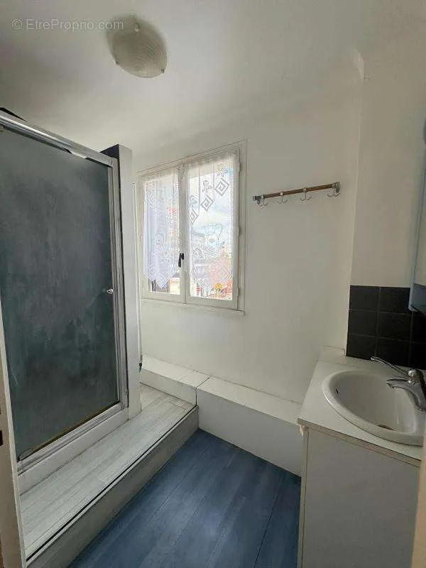 Salles de bain - Immeuble avec Terrasse et Parking au Blanc-Mesnil