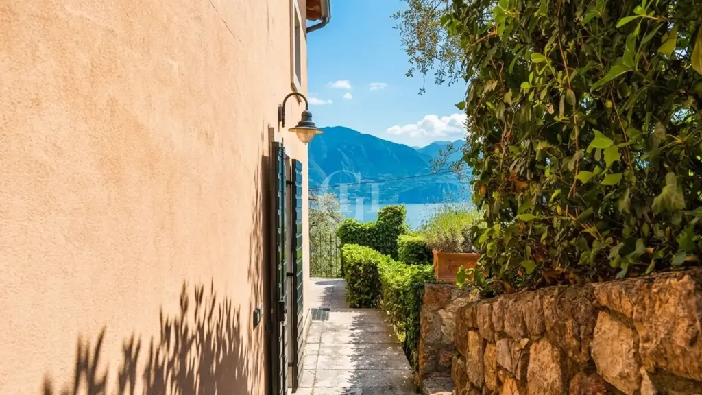 Terrass - Villa with Private Terraced Garden in Brenzone