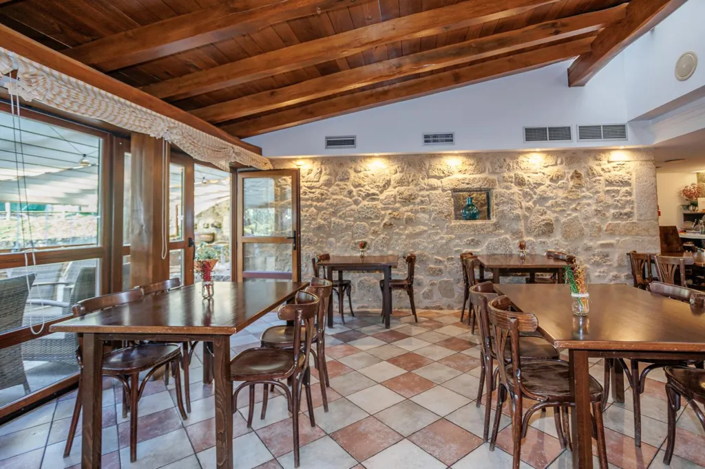 Dining Room - Traditional Hotel with River View in Valadouro