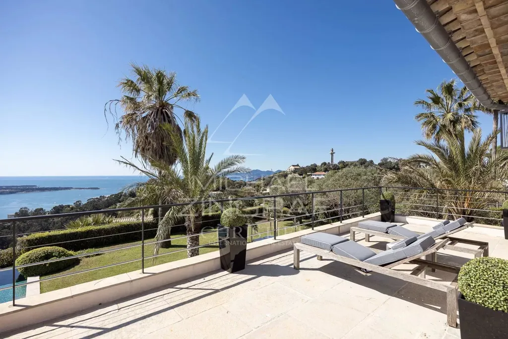 Terrasse - Villa avec Vue Panoramique sur la Mer à SuperCannes