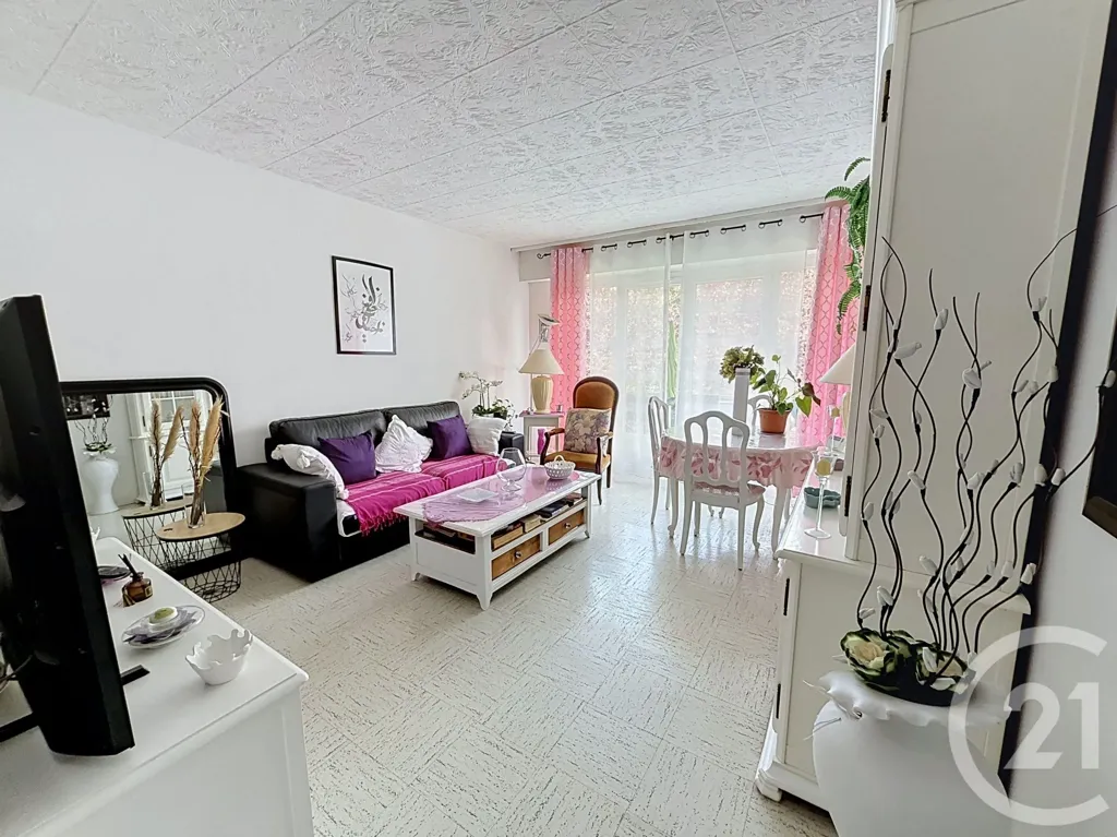 Soggiorno - 3-Bedroom Apartment with Balcony in Gonesse