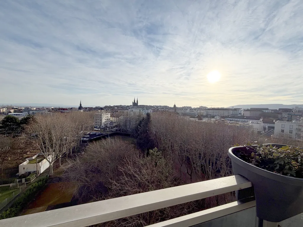 Balcon - Appartement T4 avec Vue Dominante Cathédrale à Clermont-Ferrand