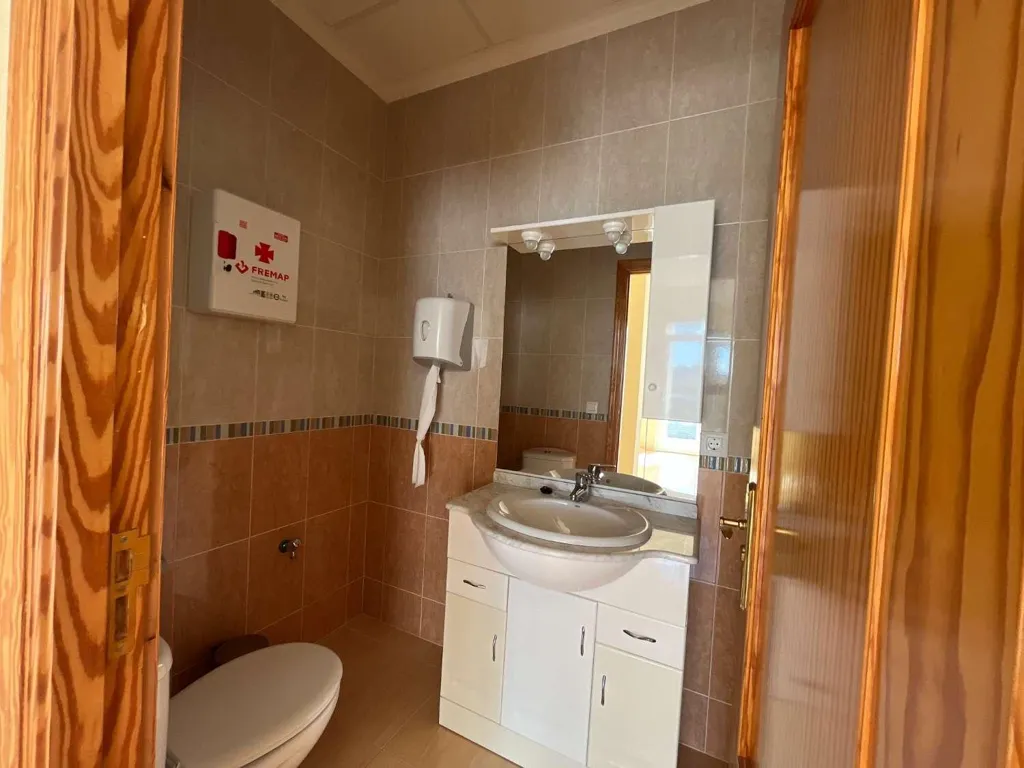 Vannitoad - Office with Street Access in Palomares