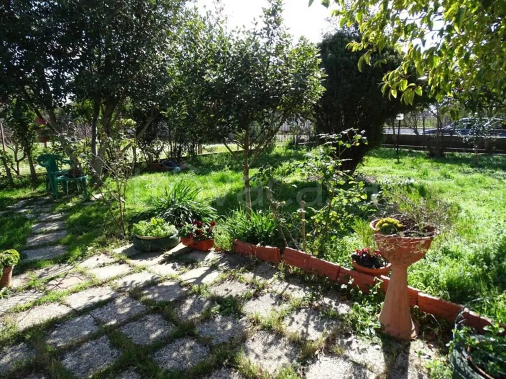 Jardin - Villa with Private Garden at Cisterna di Latina