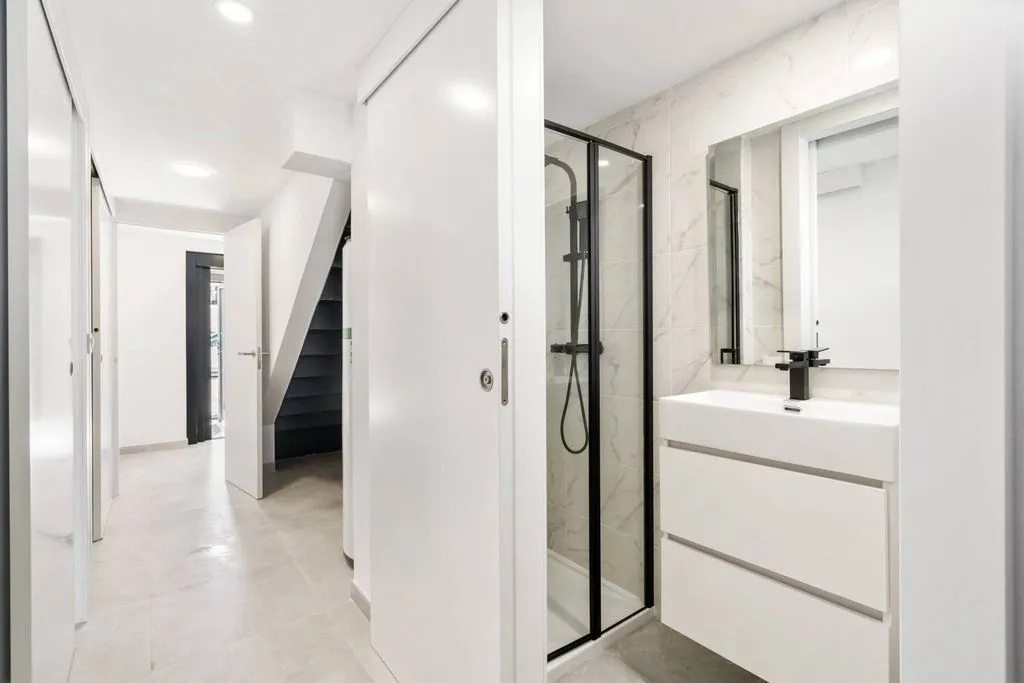 Bathrooms - Luxury Apartment with Marina Access in Empuriabrava