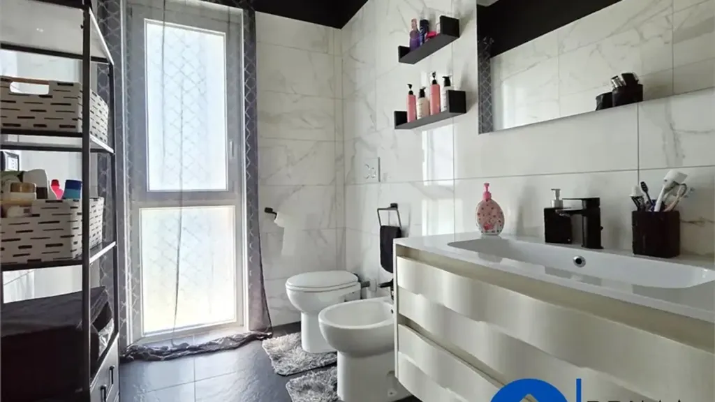 Bathrooms - Villa with Two Gardens on Viale Donatelli, Terni