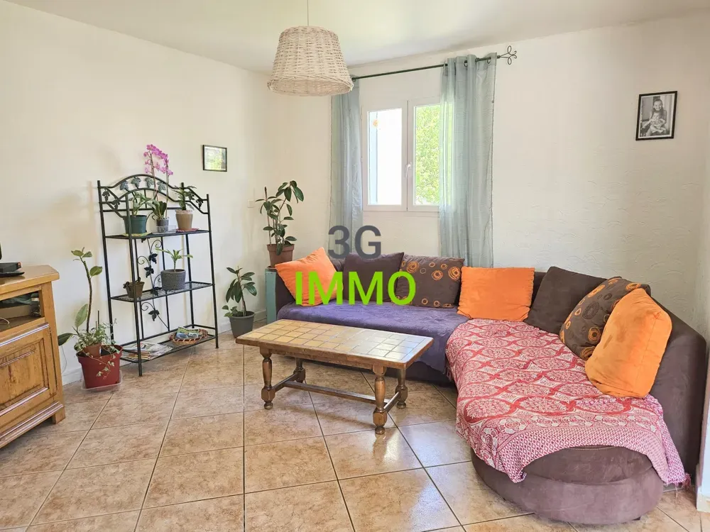 Séjour - Villa de Plain-Pied avec Jardin à Sernhac