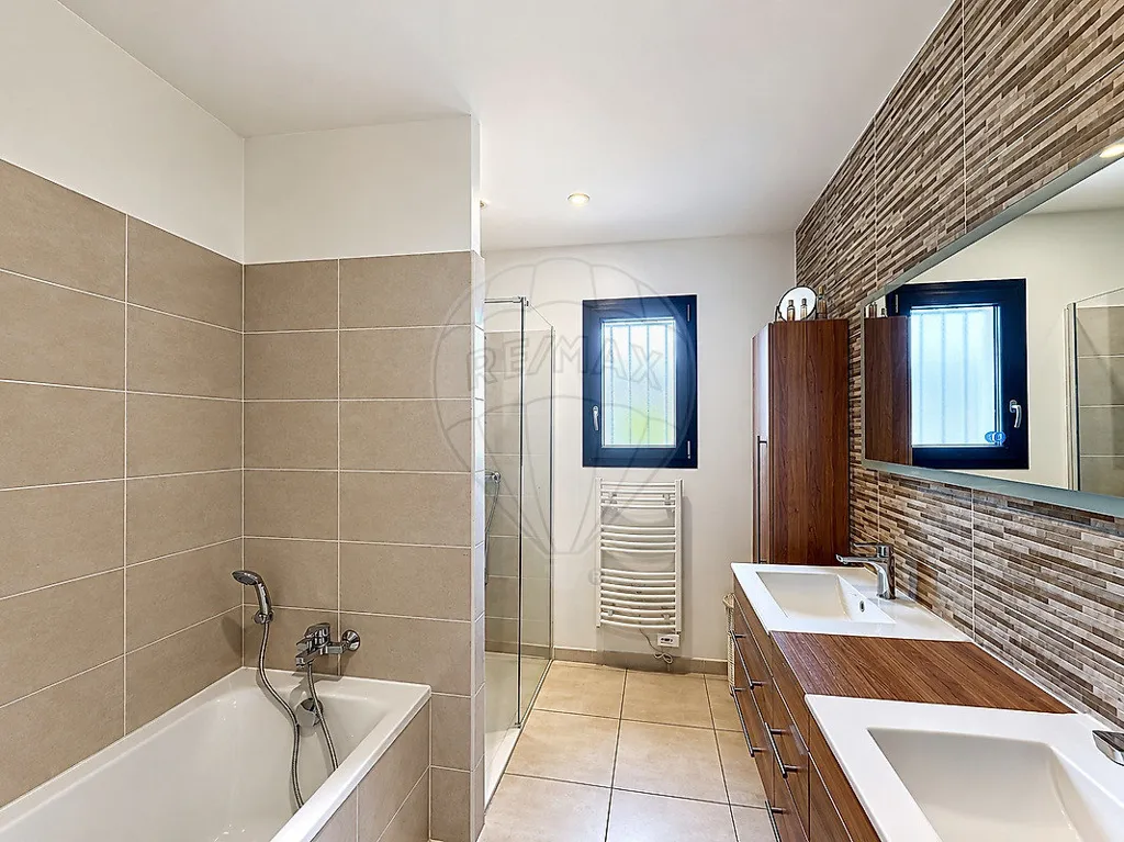Salles de bain - Villa Contemporaine avec Piscine à Proximité des Commodités
