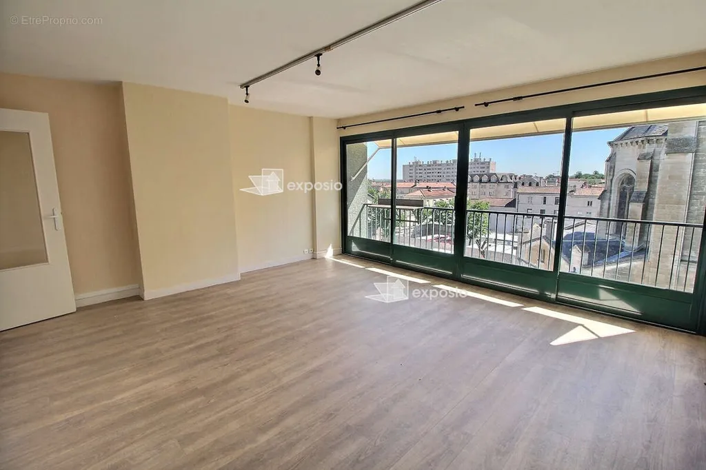Rooms - City Centre Apartment with Balcony in Niort