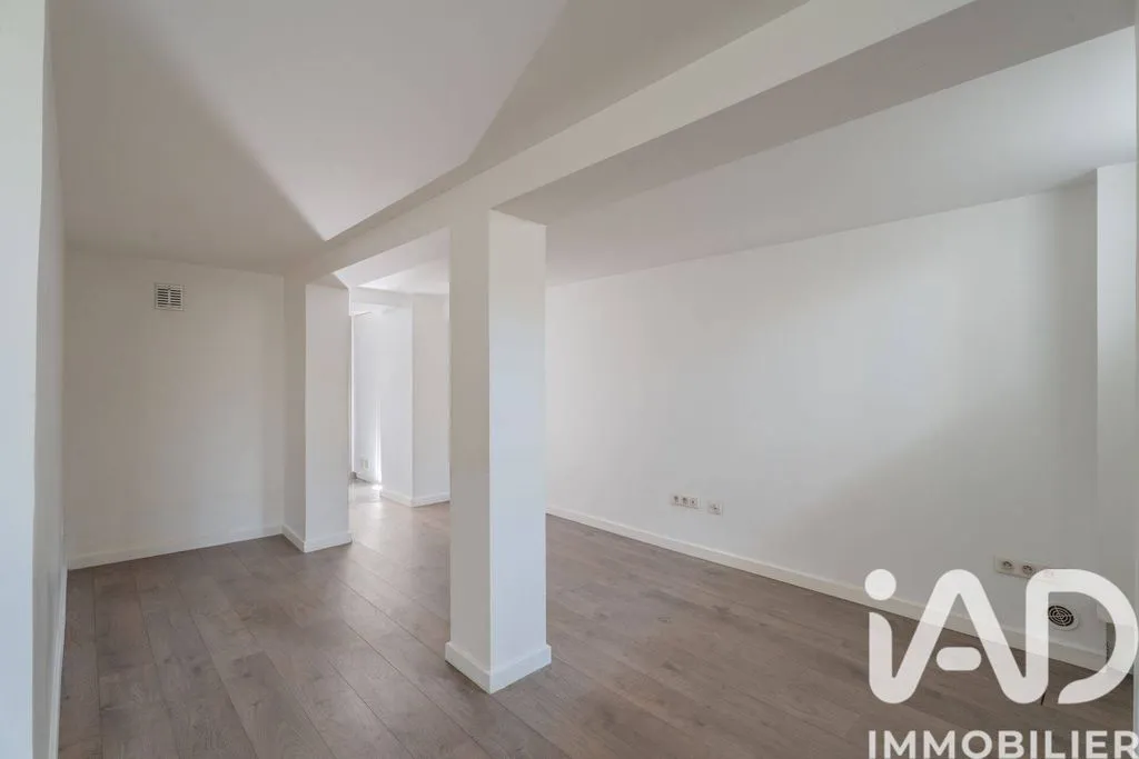 Toad - Apartment Complex with Development Potential in Colombes