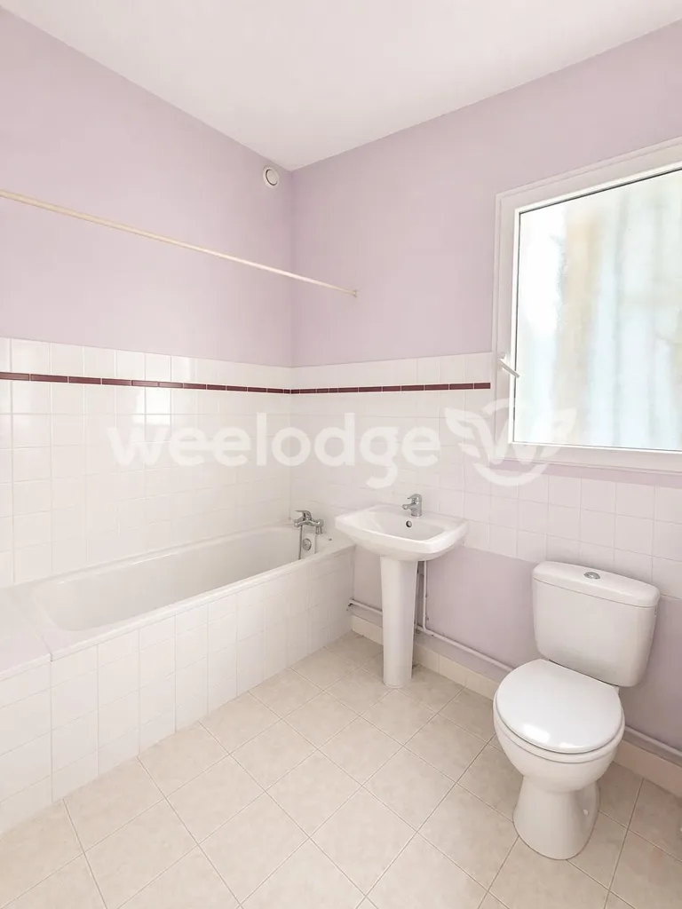 Bagni - 2-Piece Flat with Loft Potential in Pontoise