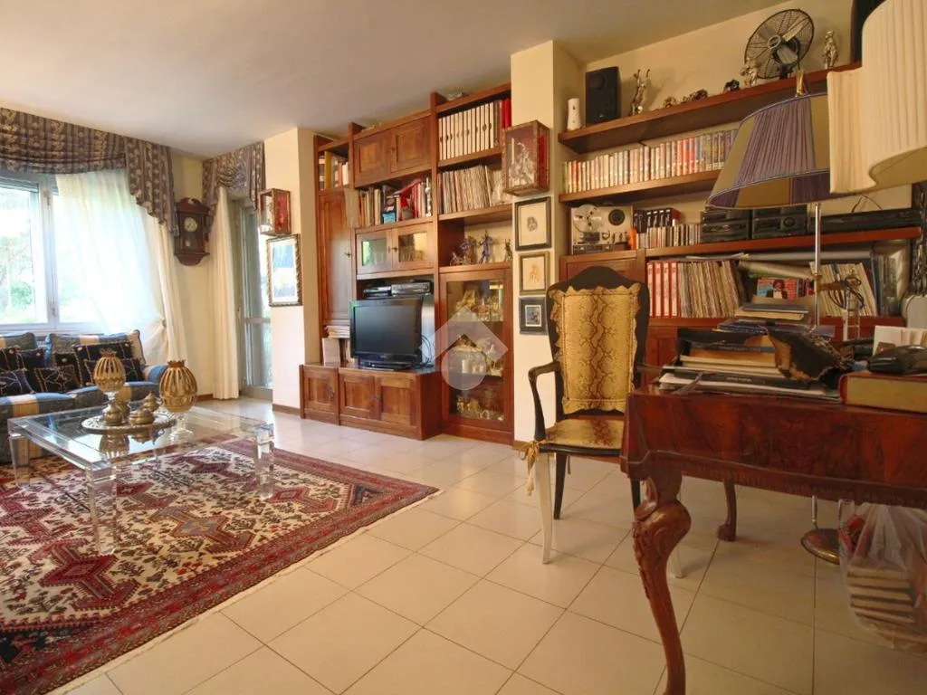 Séjour - 4-Bedroom Apartment with Private Garden in Prato