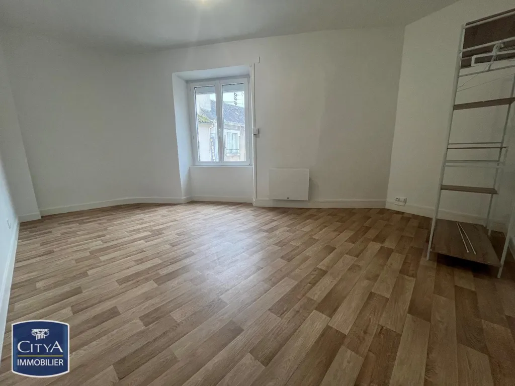 Rooms - 2-Bedroom Apartment with Balcony in Lusignan