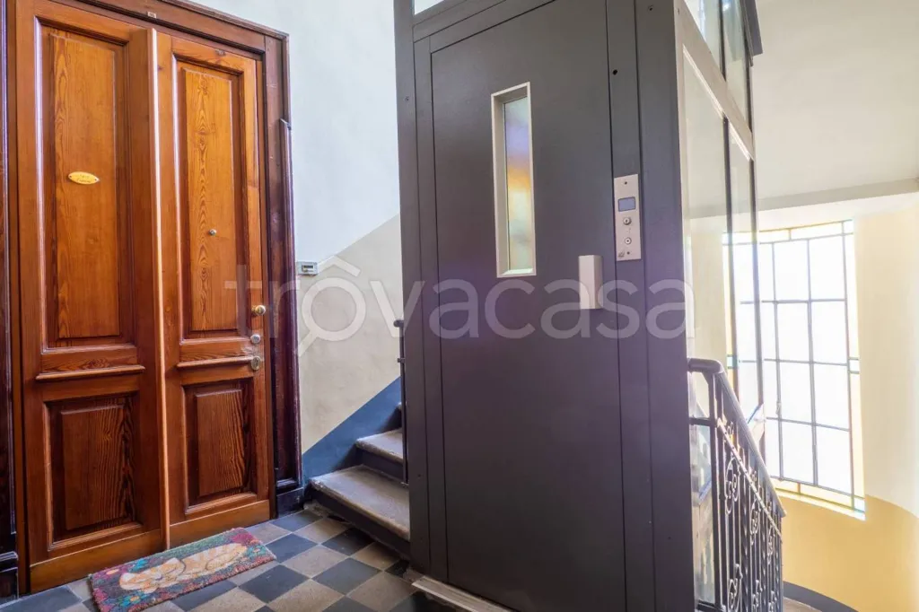 Pièces - Apartment with Double Aspect in Turin