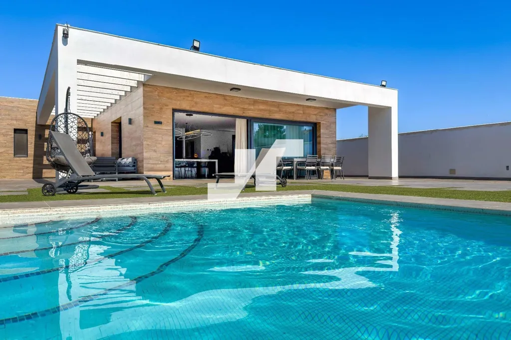 Piscine - Contemporary Chalet with Private Pool in Madrigal