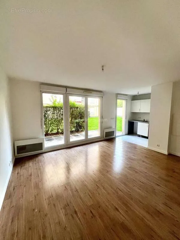 3-Bed Apartment with Terrace in Corbeil-Essonnes
