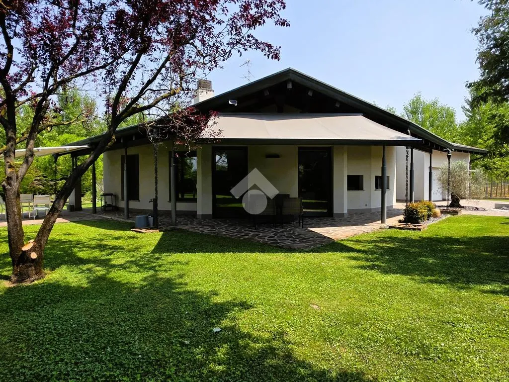 Aed - Villa with Private Park in Borgoforte