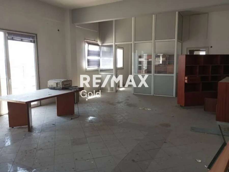 Bureau - 3-Storey Office Building with Parking in Kalochori