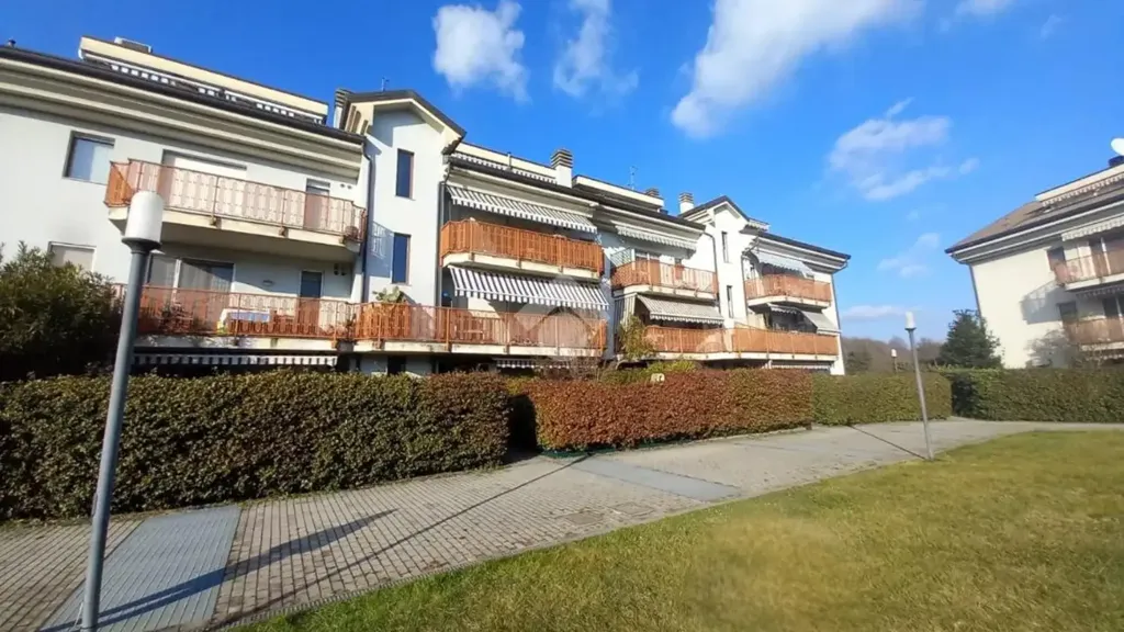Välivaade - Top-Floor Flat with Balconies in Vittuone