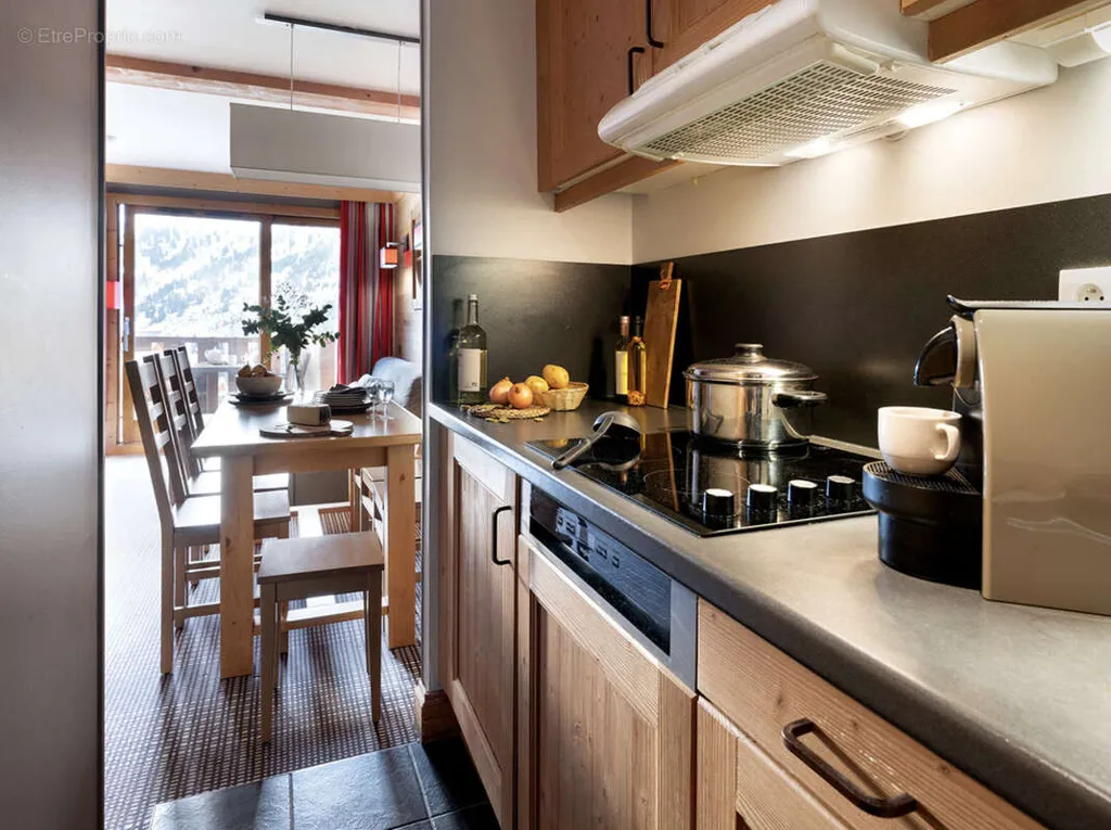 Cuisine - Appartement Type 2 avec Balcon en Bail Commercial à Cannes