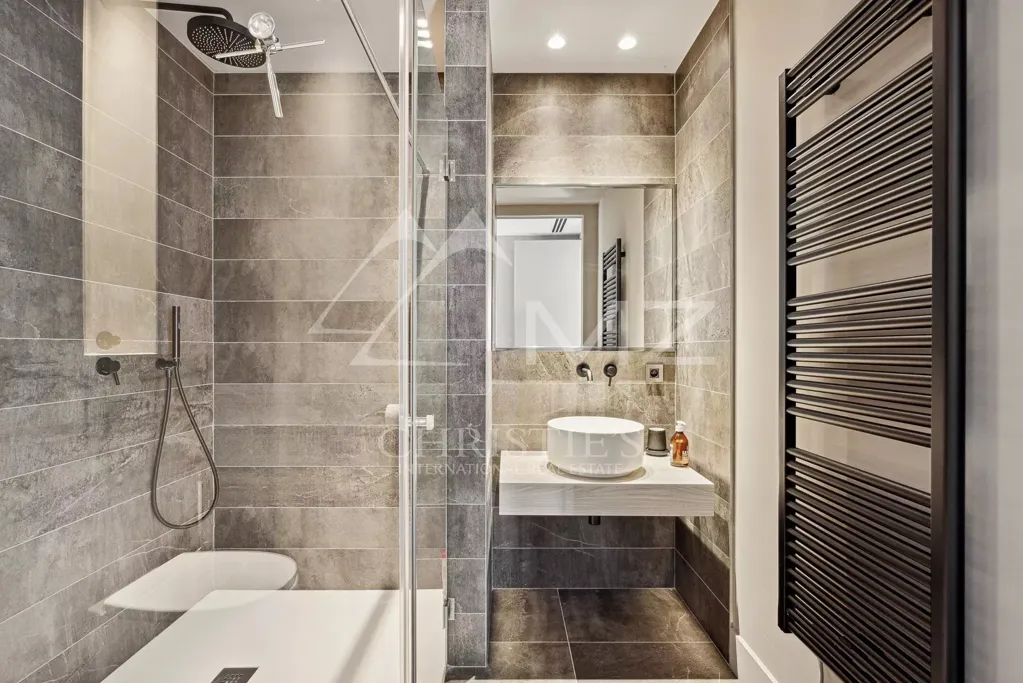 Salles de bain - Villa Contemporaine avec Vue Mer près de Cannes