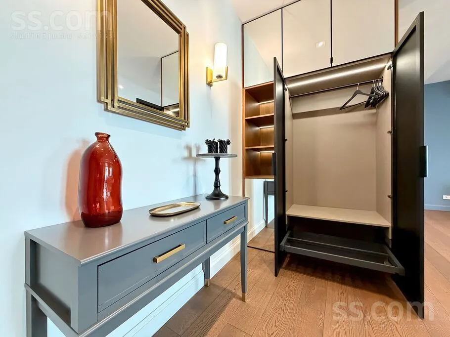 Entrée - Luxury 4-Bedroom Apartment with Balcony in Riga Centre