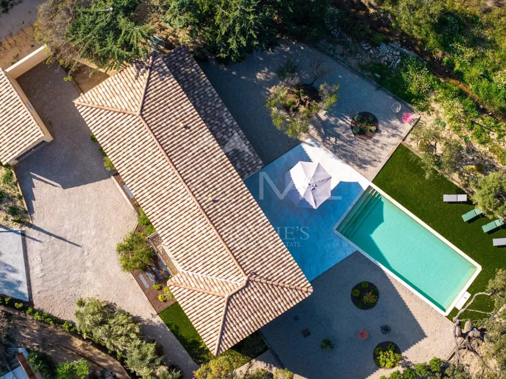 Vue aérienne - Villa Nouvelle avec Piscine dans le Massif des Maures