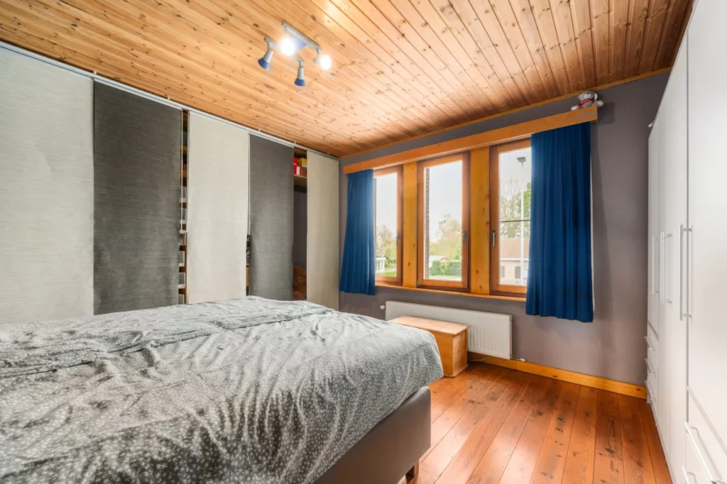 Bedrooms - Detached House with Double Glazing in Sinaai
