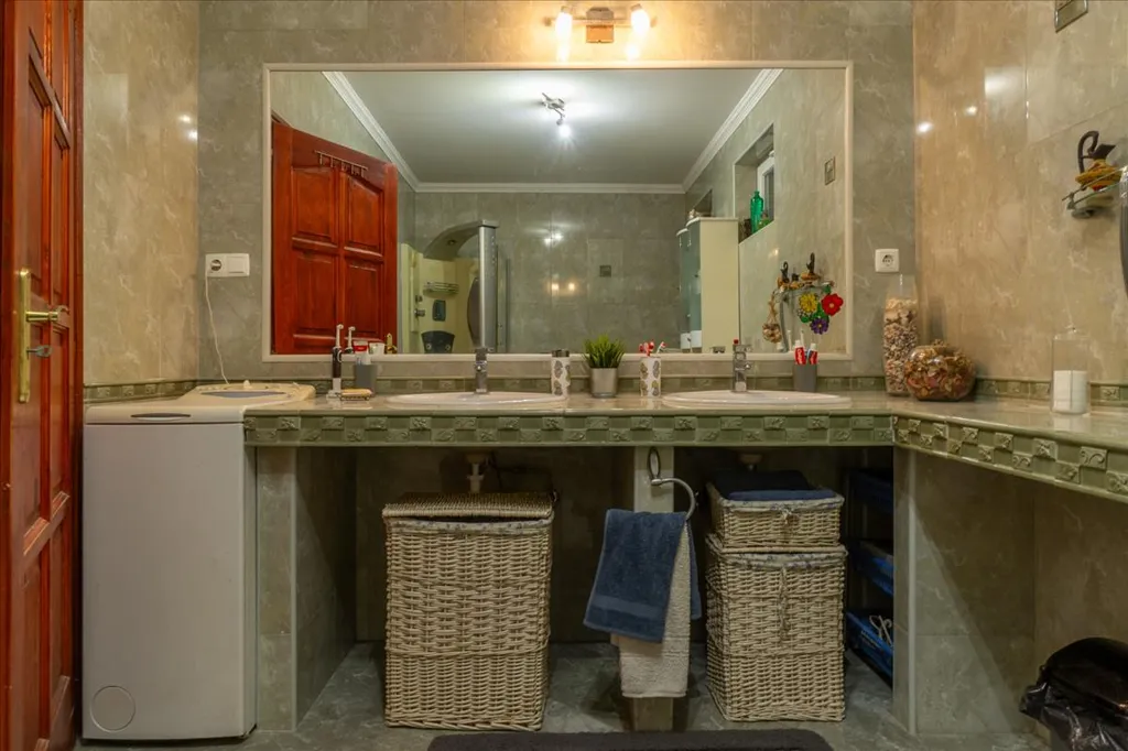 Salles de bain - Multi-Generational Home with Business Potential in Mályi