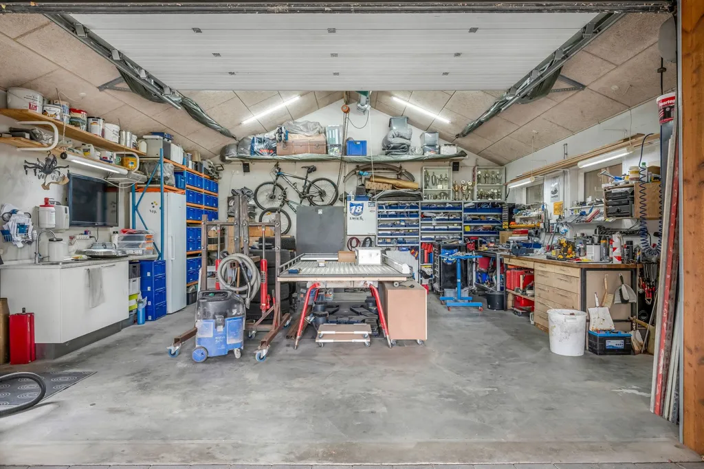 Garage - Detached Villa with Garden in Vejen