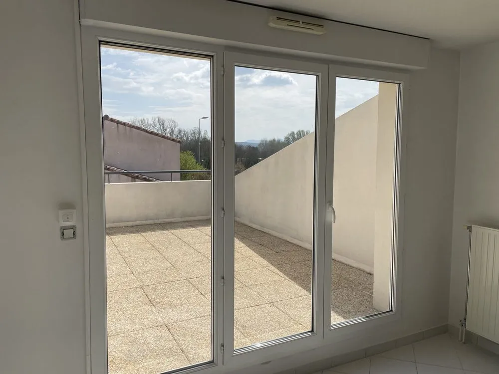 Balcony - Modern 3-Bedroom Apartment with South-Facing Terrace