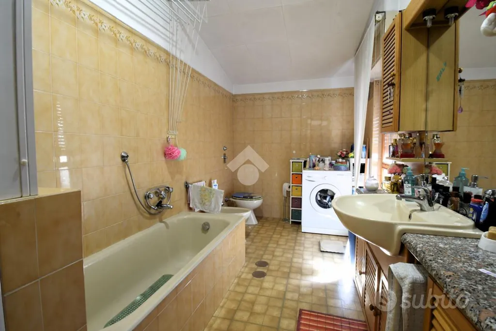 Salles de bain - Top Floor Apartment with Balconies in Rozzano