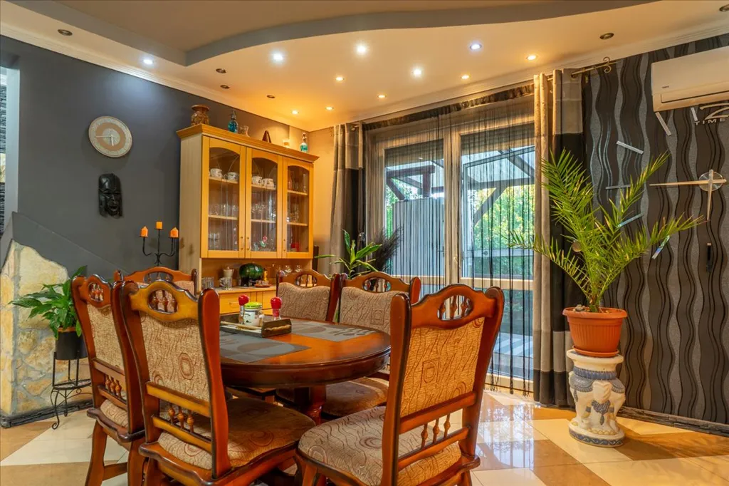 Salle à manger - Multi-Generational Home with Business Potential in Mályi