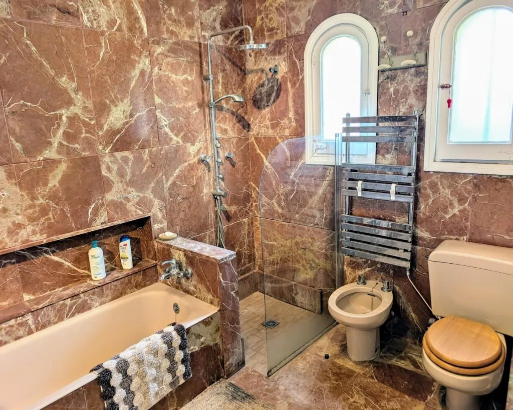 Bathrooms - Traditional Villa with Sea View in Benimeit, Moraira