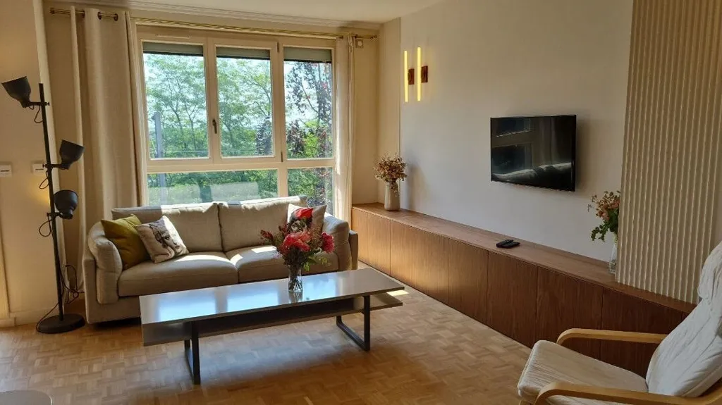 Séjour - Appartement Rénové avec Vue sur Paris à Suresnes