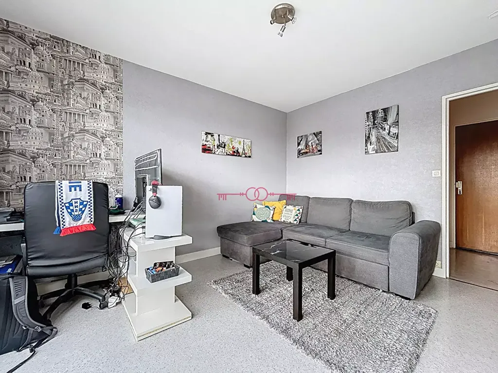 Séjour - Studio avec Ascenseur au Boulevard Dauphinot à Reims