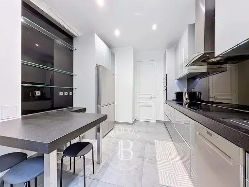 Cuisine - Appartement Haussmannien Meublé à Paris 16ᵉ