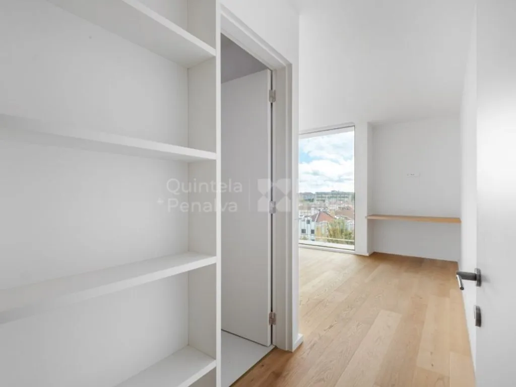 Entrée - Luxury Apartment with Golden Frames in Lisbon