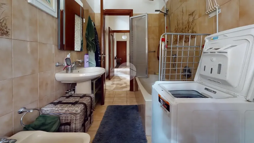 Salles de bain - Spacious 3-Bedroom Apartment in Seregno