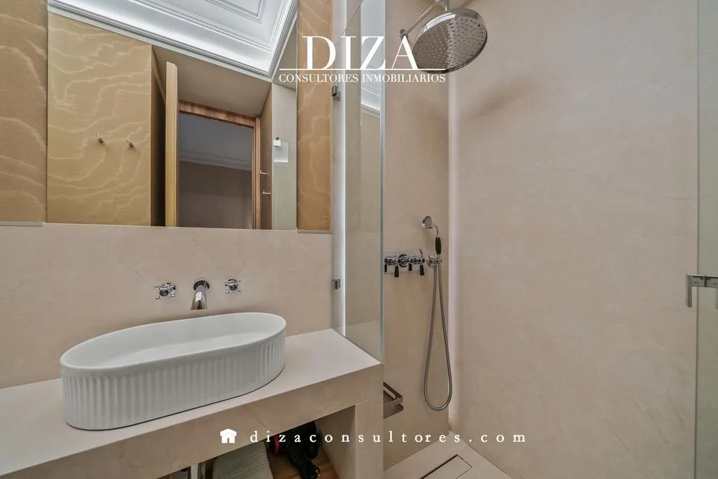 Vannitoad - Luxury 6-Bedroom Apartment in Madrid