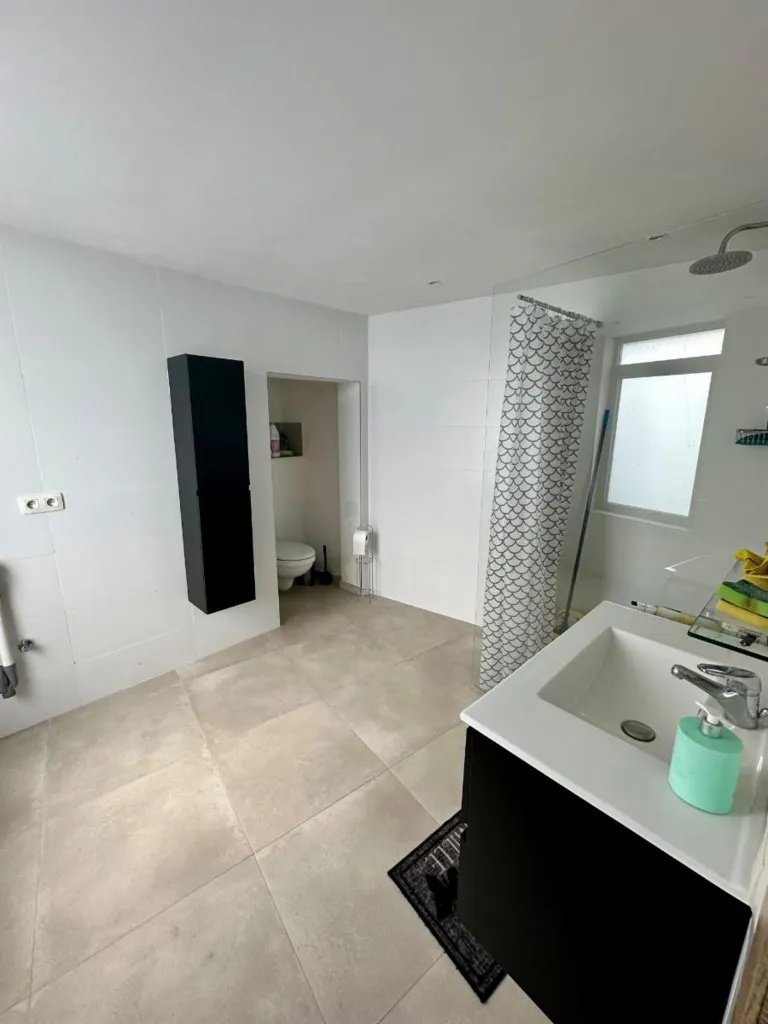 Salles de bain - Maison 3 Façades avec Jardin à Manage